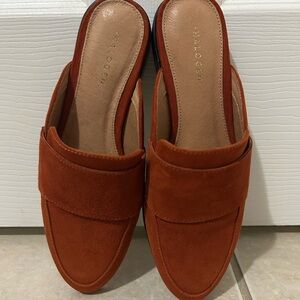 Halogen Women's Rust Suede Mules